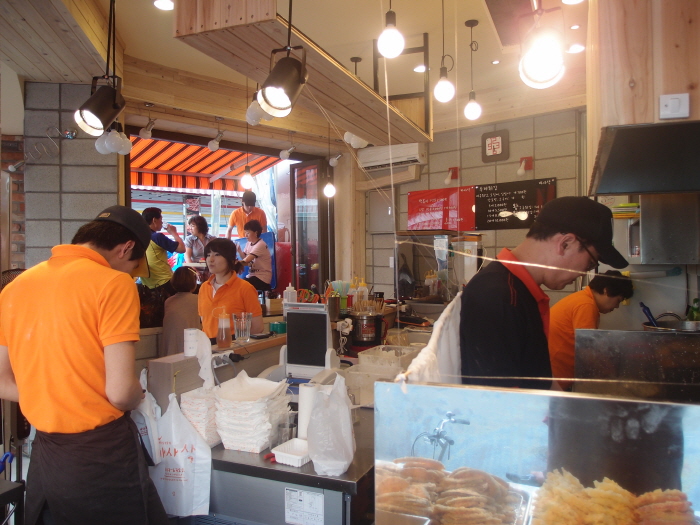 매장 내부 전경