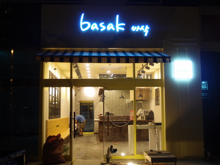 매장 전면 야경사진