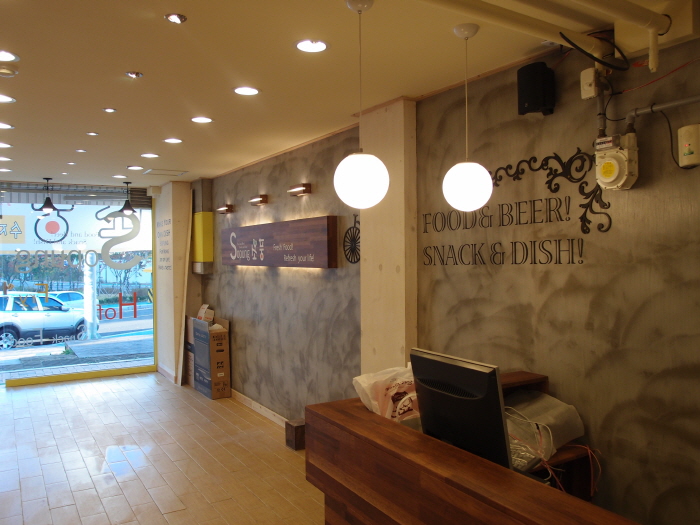 카운터와 벽체 문자 아트