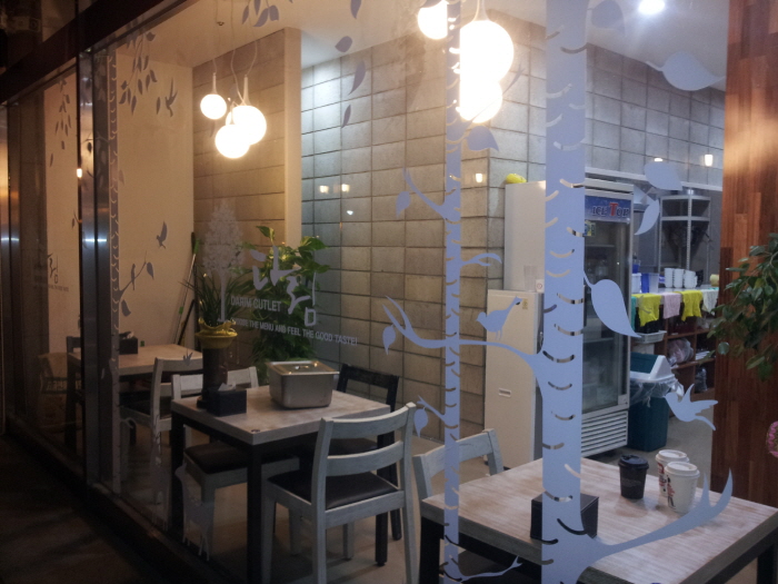 외부에서 바라본 매장 전경