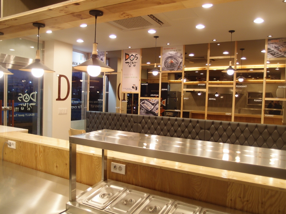 내부에서 바라본 매장전체모습