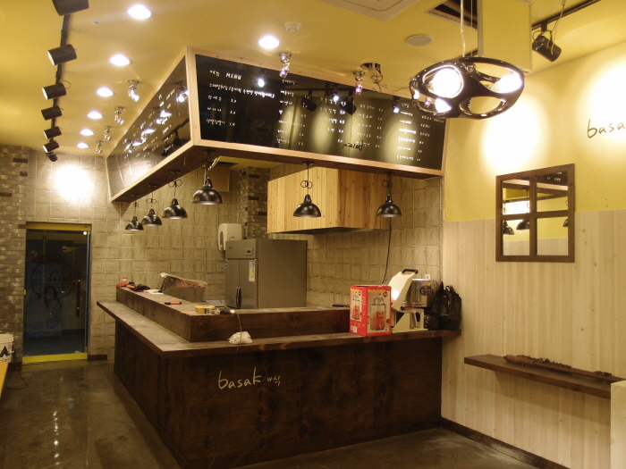 다찌 스타일 테이블 