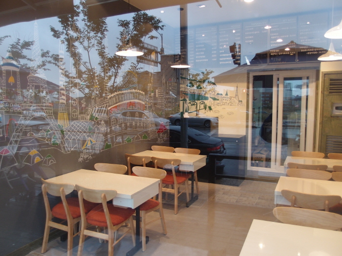 외부에서 바라본 매장