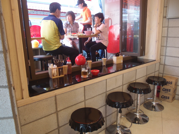 매장 내부 / 의탁자