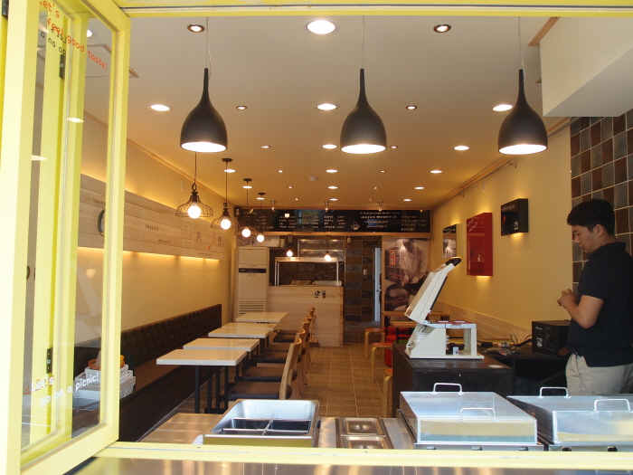 외부에서 바라본 매장