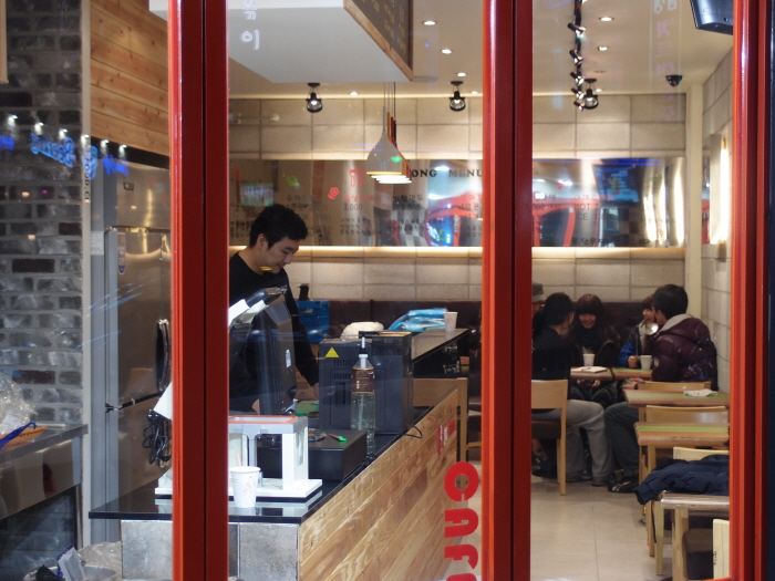 매장 외부에서 본 전경