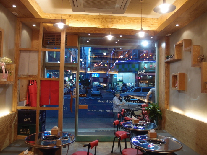 안쪽에서 바라본 홀 내부